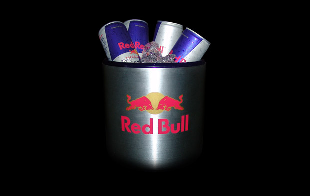 Toma de fotografias de latas de Red Bull sobre cooler de metal para diseño de publicidad